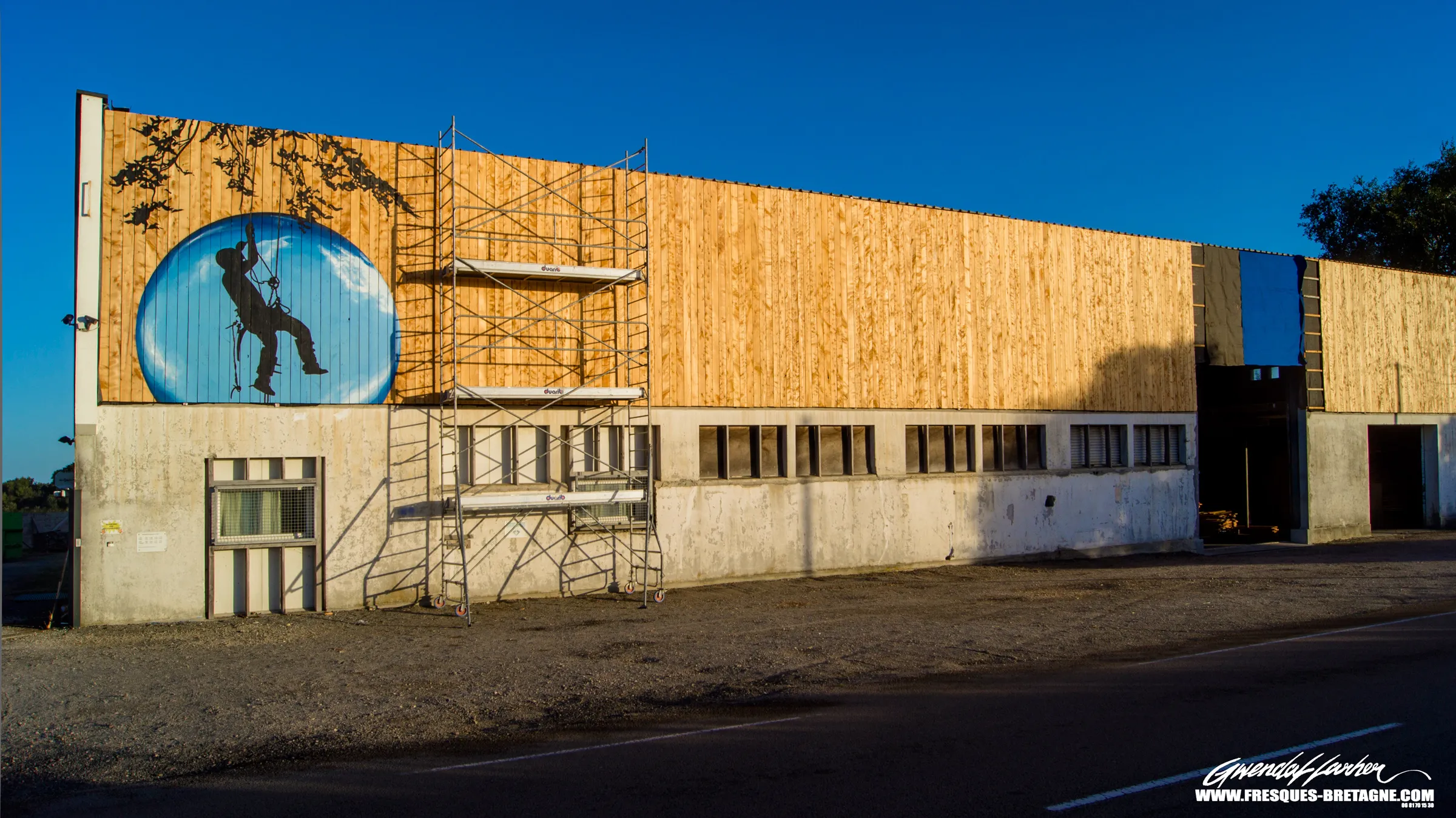 Chantier de fresque murale sur échafaudage, façade extérieure d'entreprise à Morlaix